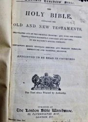 עטיפת הספר the holy bible containing the old and new testaments