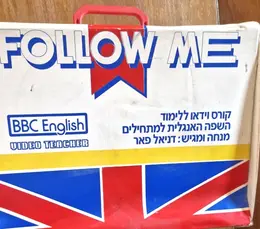 עטיפת הספר  FOLLOW ME קורס וידאו ללימוד השפה האנגלית למתחילים מנחה ומגיש דניאל פאר-מזודה